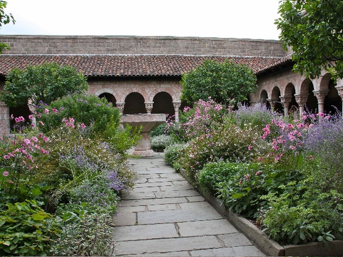 Abbaye St Génis des Fontaines