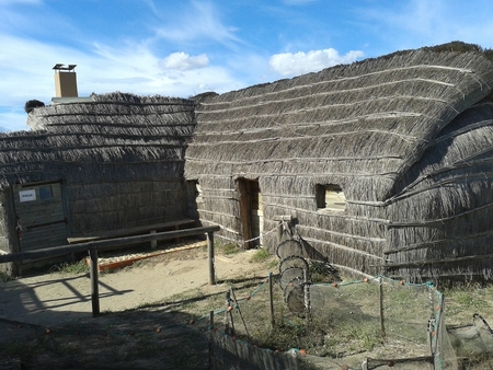 Les cabanes de pêcheurs en sanil, vestiges d'un passé récent.