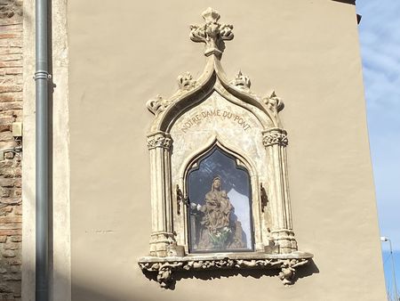 Plaque et oratoire commémorant l'emplacement de l'église Notre-Dame.