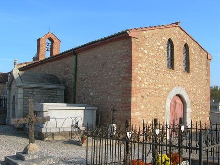 La chapelle Saint-Saturnin, sur le territoire de Pézilla-la-Rivière.