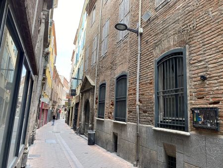 Le couvent des Jésuites, aujourd'hui démoli, était situé place de la République et sur l'emplacement du théâtre municipal.