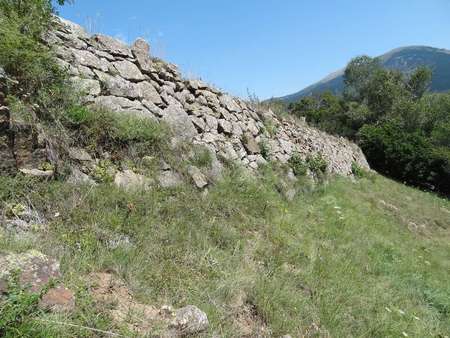 Le mur de soutènement de la voie royale