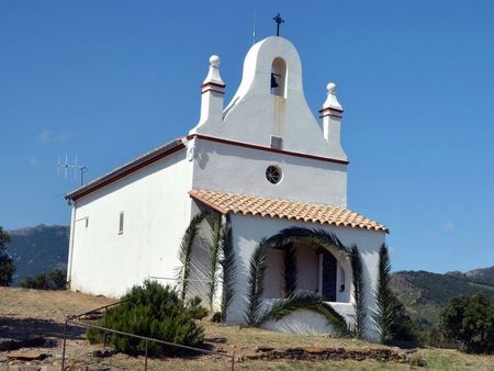 La chapelle Notre-Dame de la Salette, sur les hauteurs de Banyus-sur-Mer.