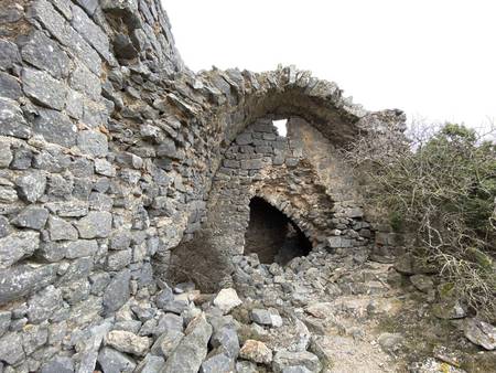 Le château d'Opoul, dit aussi la Salveterra.