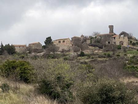 Le hameau de Périllos, au Nord d'Opoul.